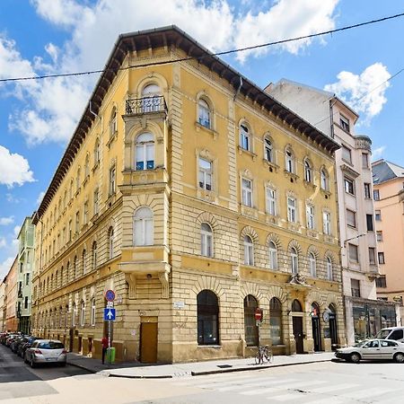Spacious & Serene Downtown Home With Free Parking Budapest Esterno foto