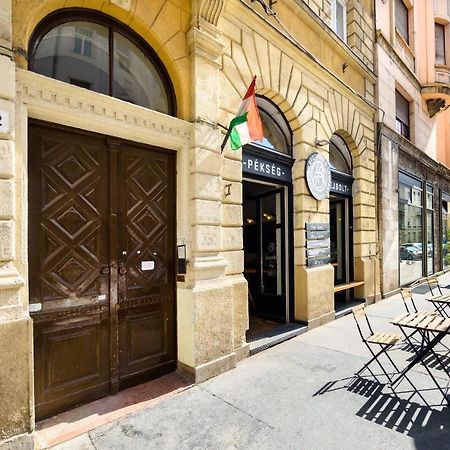 Spacious & Serene Downtown Home With Free Parking Budapest Esterno foto