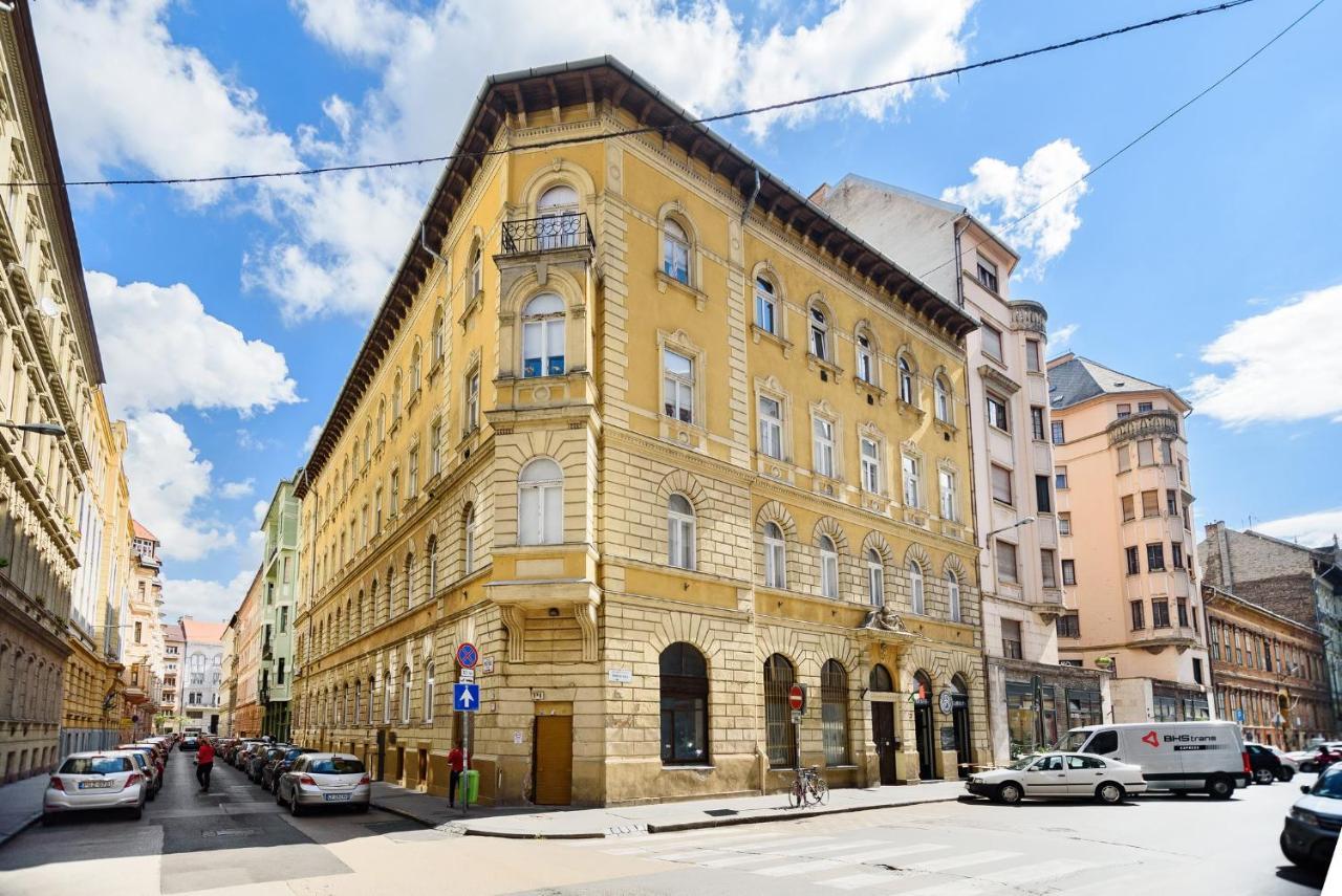 Spacious & Serene Downtown Home With Free Parking Budapest Esterno foto