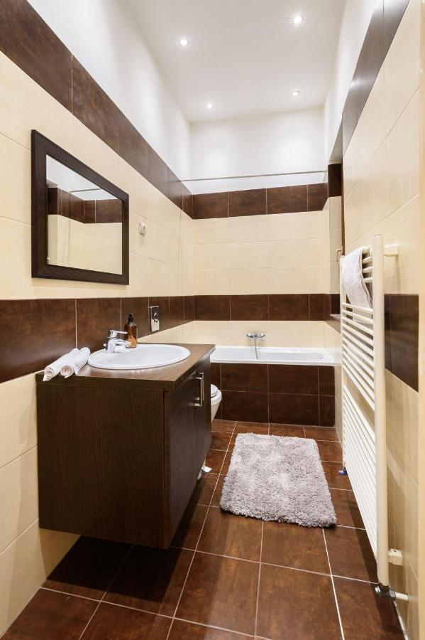 Spacious & Serene Downtown Home With Free Parking Budapest Esterno foto